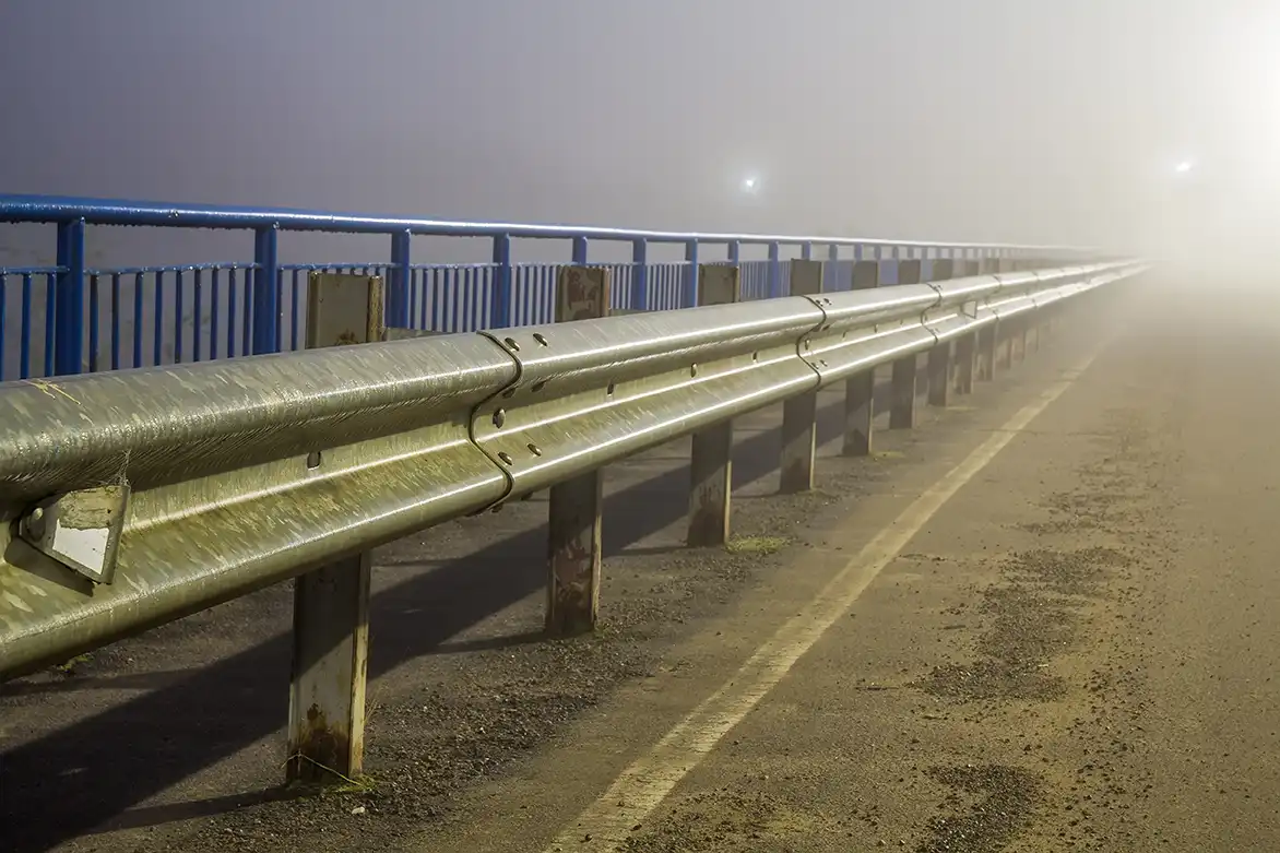 Comparativo entre guard rail metálico e barreira de concreto